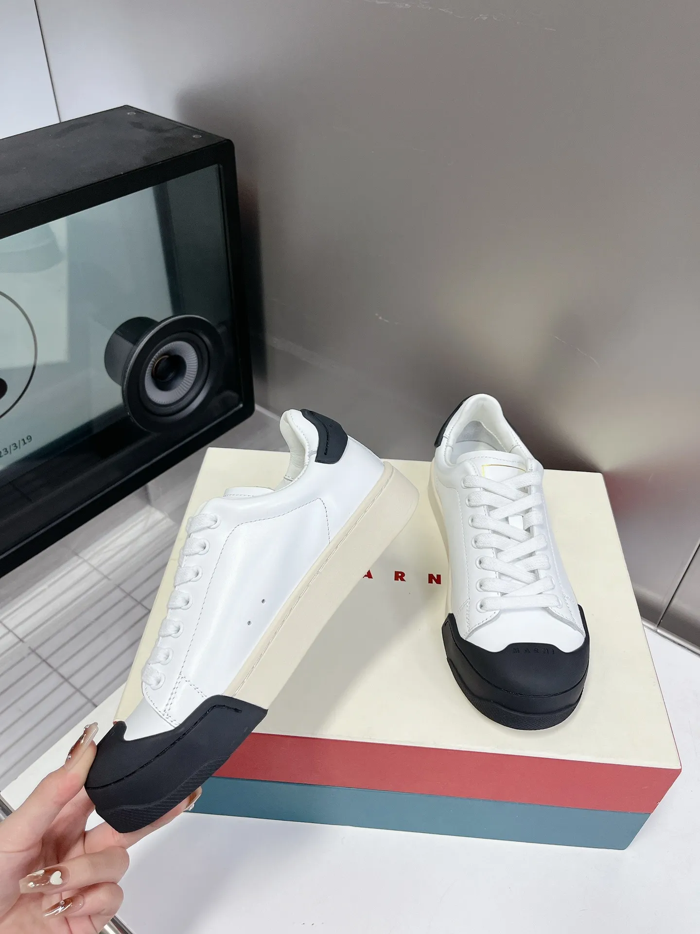 👟👟Ex-factory price 520👟👟 MARNI Mani DADA BUMPER series casual sports shoes shell toe biscuit shoes white shoes. The front and back of the shoes are equipped with rubber protective layers. On the one hand, it increases the wear resistance of the shoes. On the other hand, MARNI uses its good color combinations here. BUMPERs of different colors become the finishing touch of the white shoes, improving the fashion. The uppers are handmade from soft Italian calfskin, which has excellent breathability and elasticity. The special waffle sole (with a diamond pattern like a waffle) is more lightweight, non-slip and wear-resistant. Exquisite packaging at the delivery counter 🛍📦 ▪️Fabric: Original customized imported first-layer cowhide ▪️Inner lining: Original imported soft sheepskin ▪️Sole: Original molded TPU outsole ▪️Sole thickness: 3CM ▪️Size: 35-40